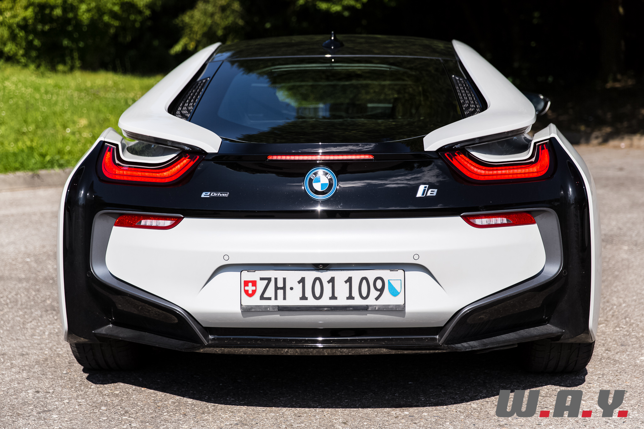 BMWi8-32