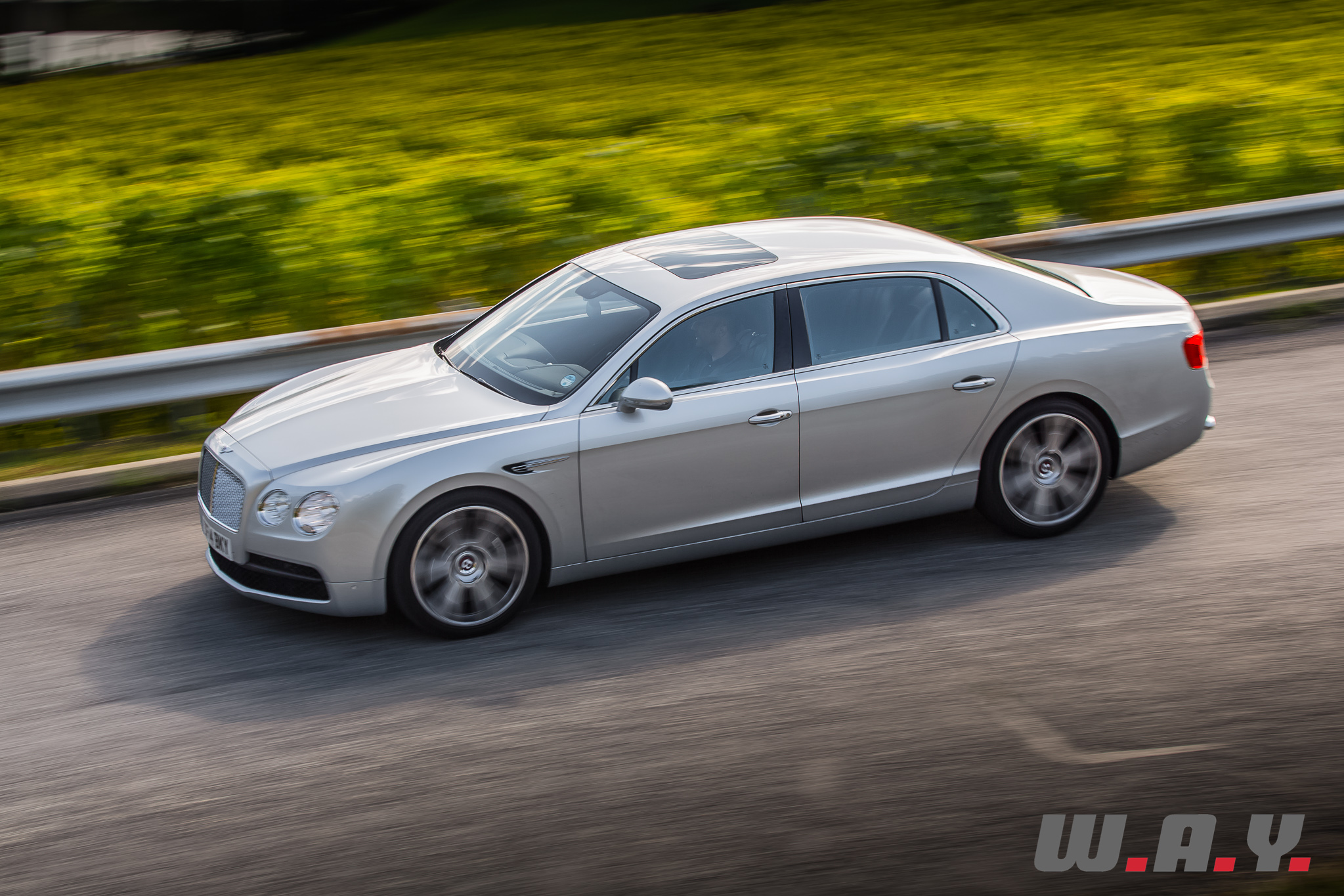 BentleyFlyingSpurV8-23