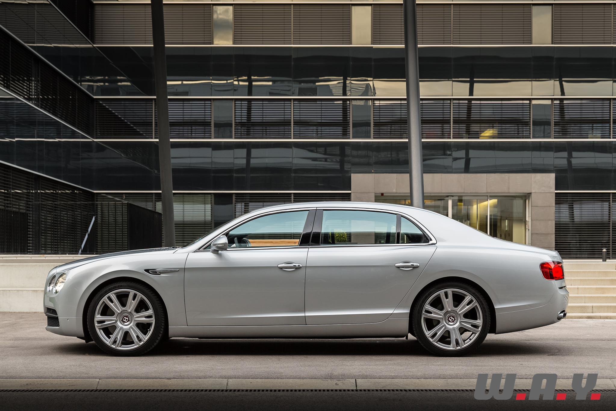 BentleyFlyingSpurV8-26