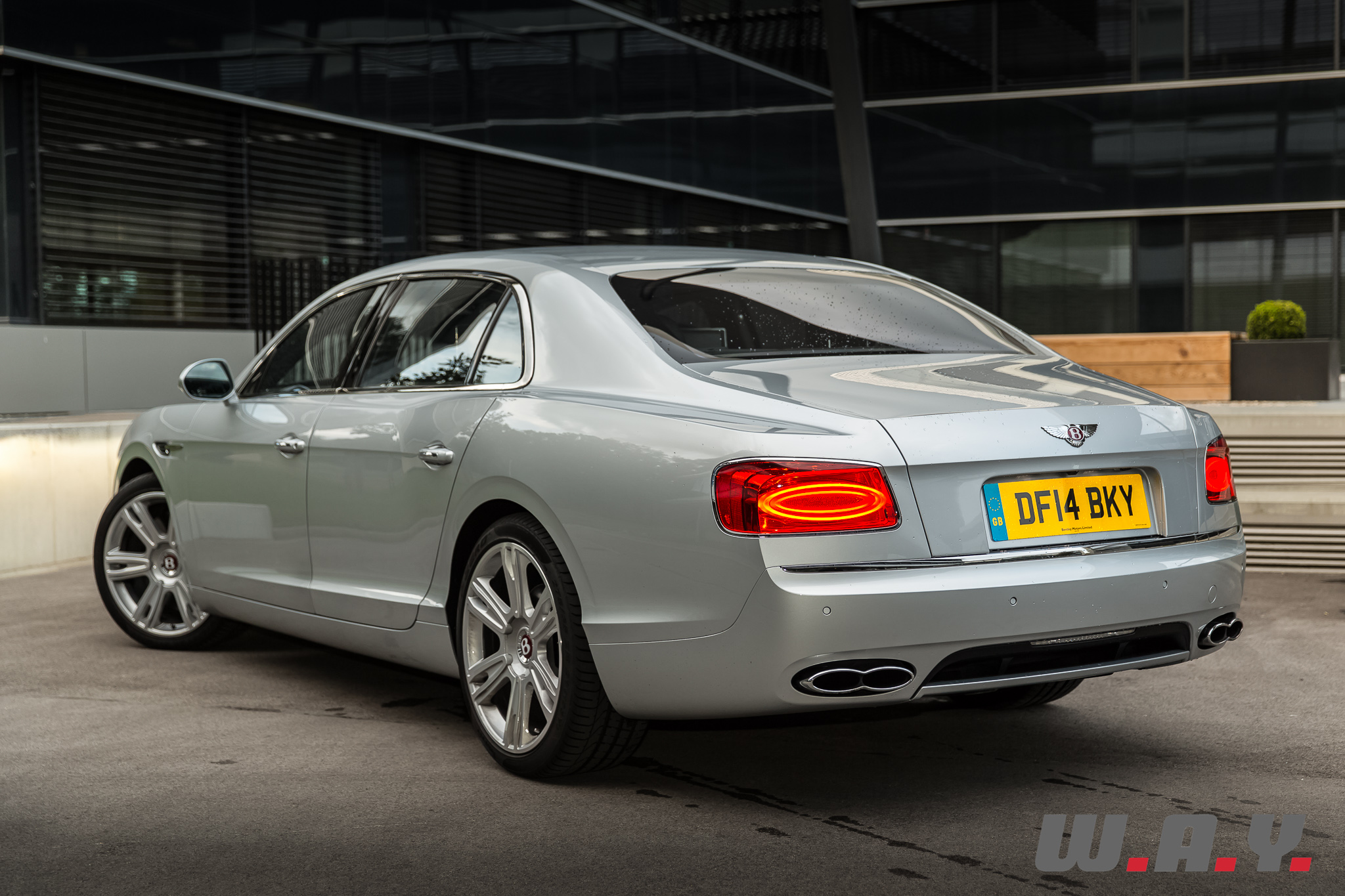 BentleyFlyingSpurV8-31