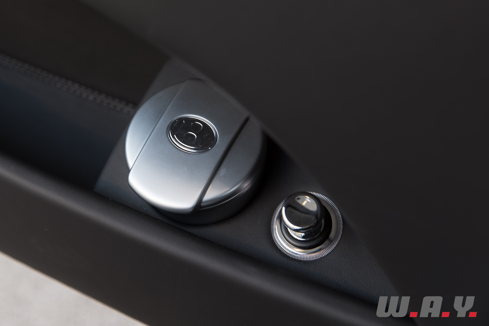 BentleyFlyingSpurV8-38