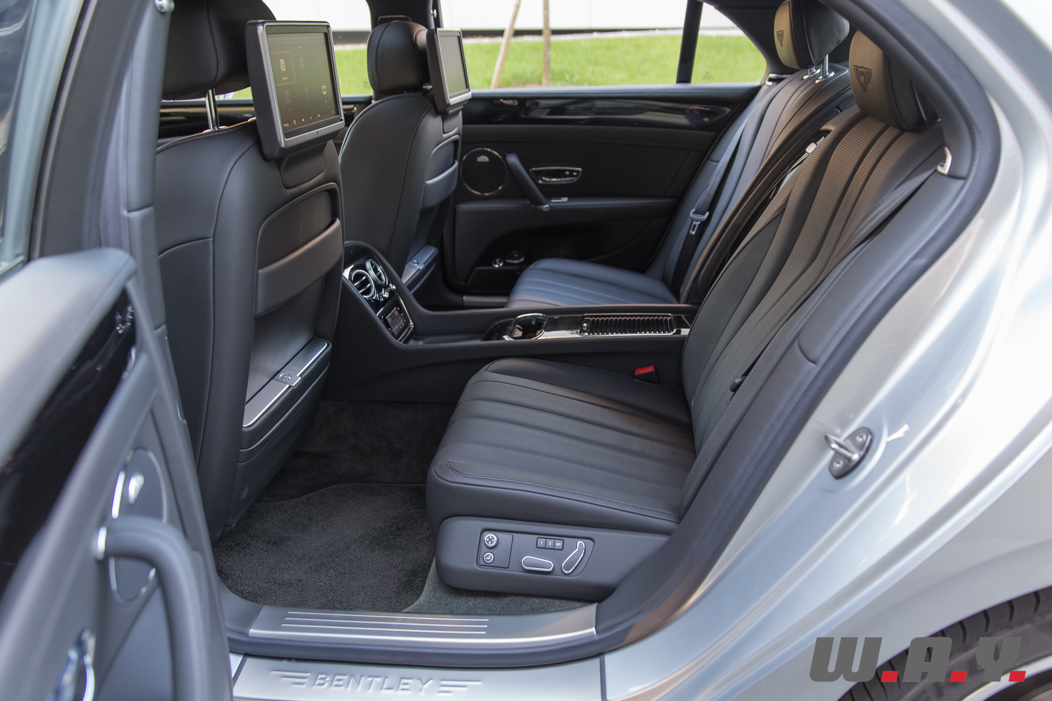 BentleyFlyingSpurV8-41