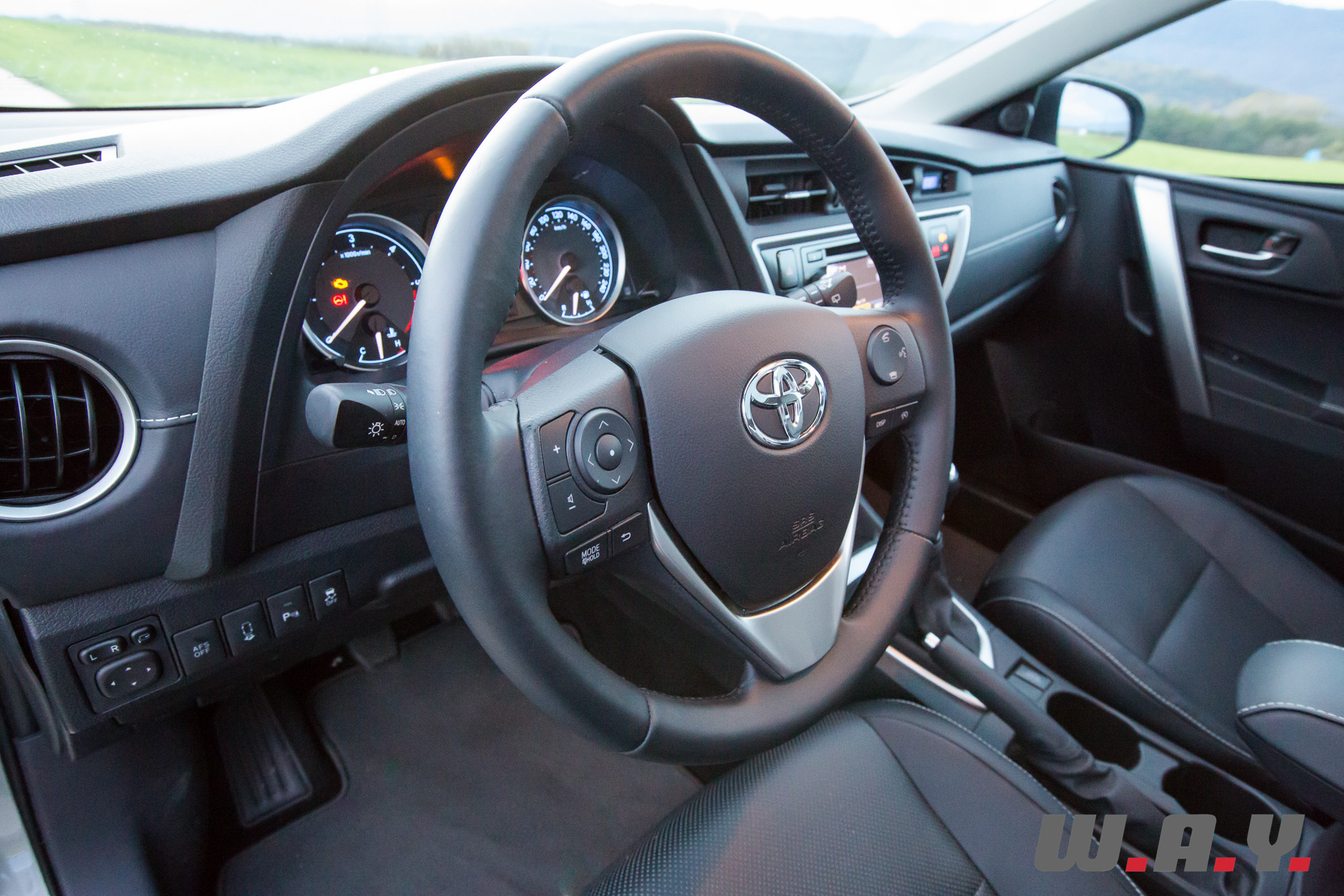 ToyotaAurisTouringSport-13