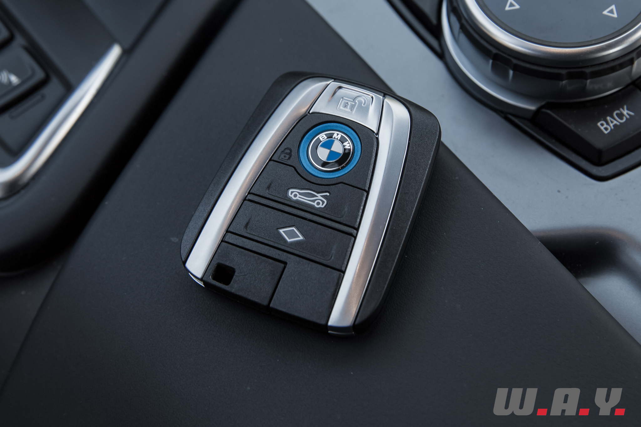 BMWi8-33