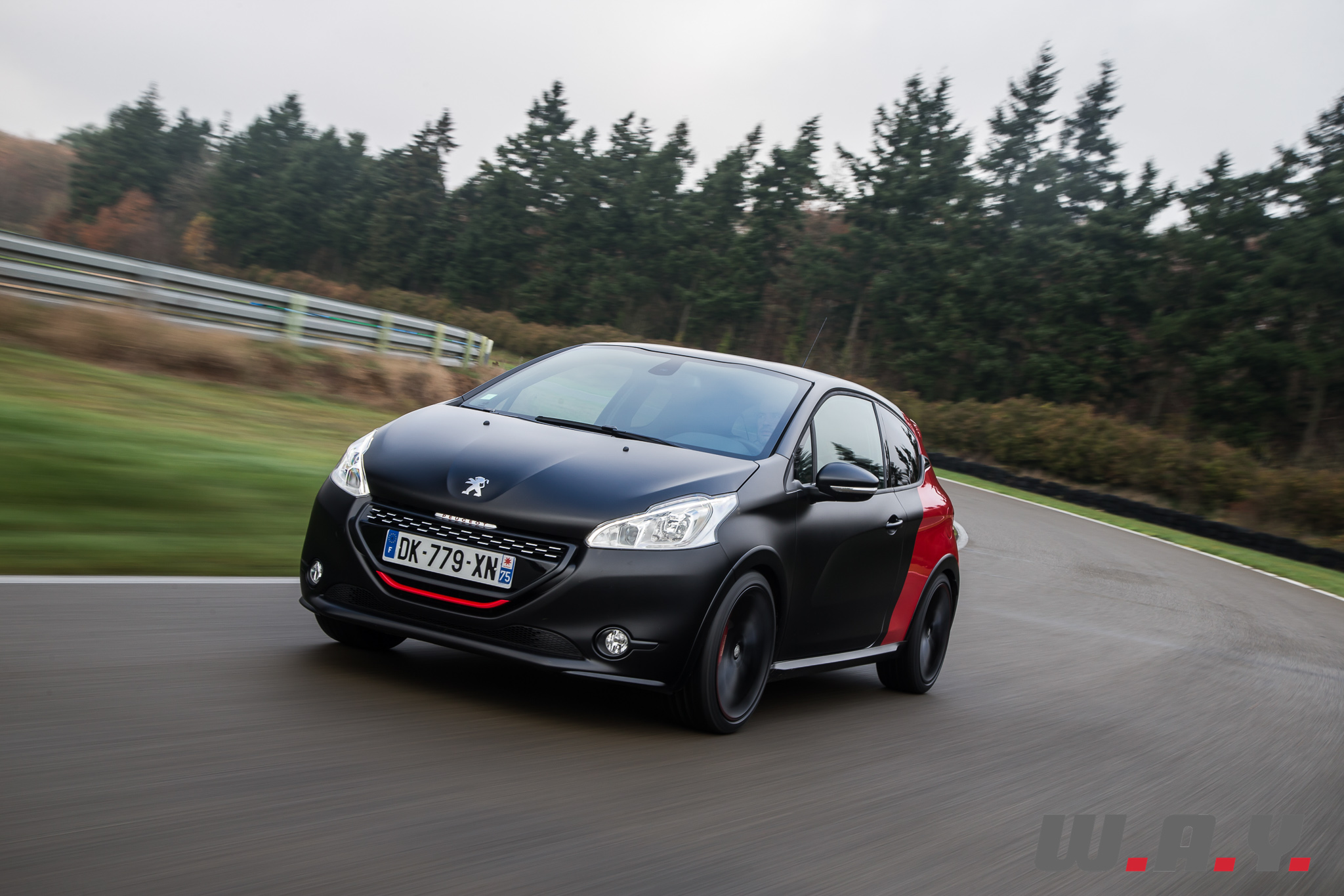 Peugeot208GTI30th-5