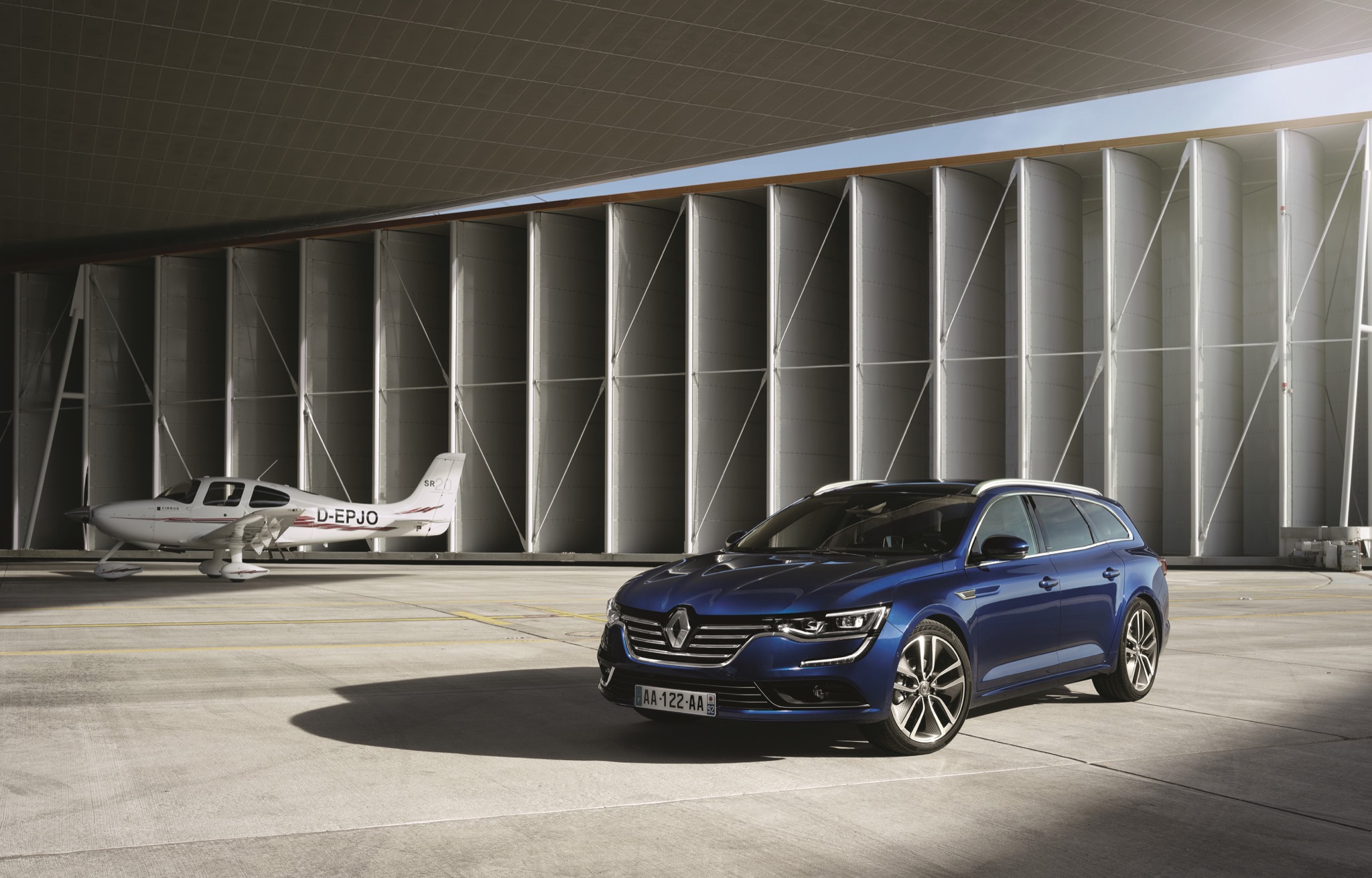 RenaultTalismanEstate 01