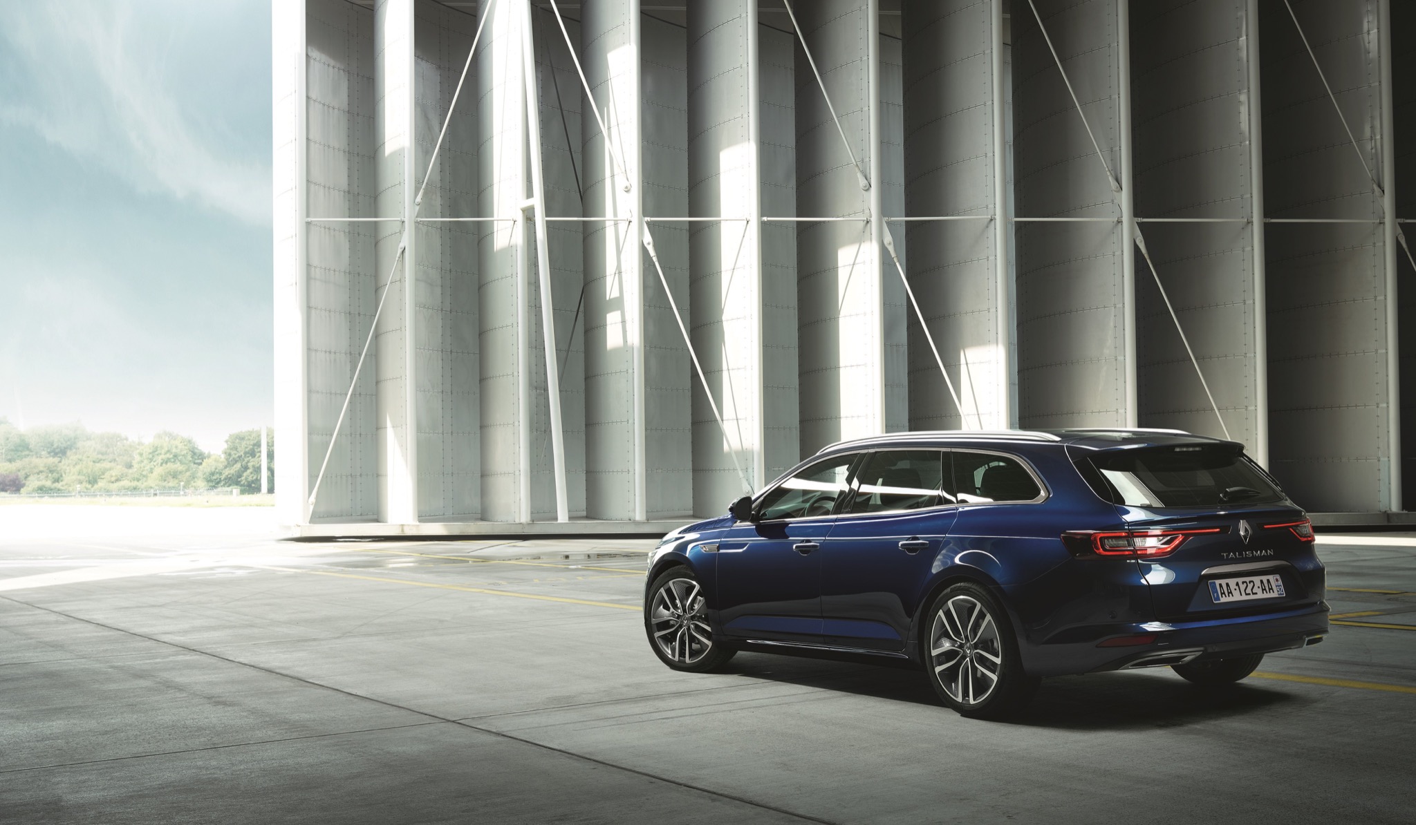 RenaultTalismanEstate 02