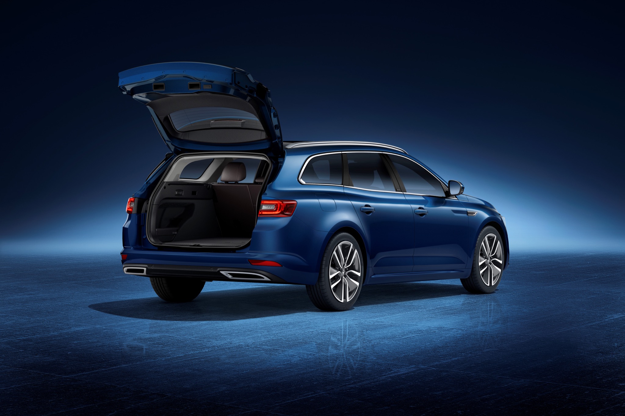 RenaultTalismanEstate 03