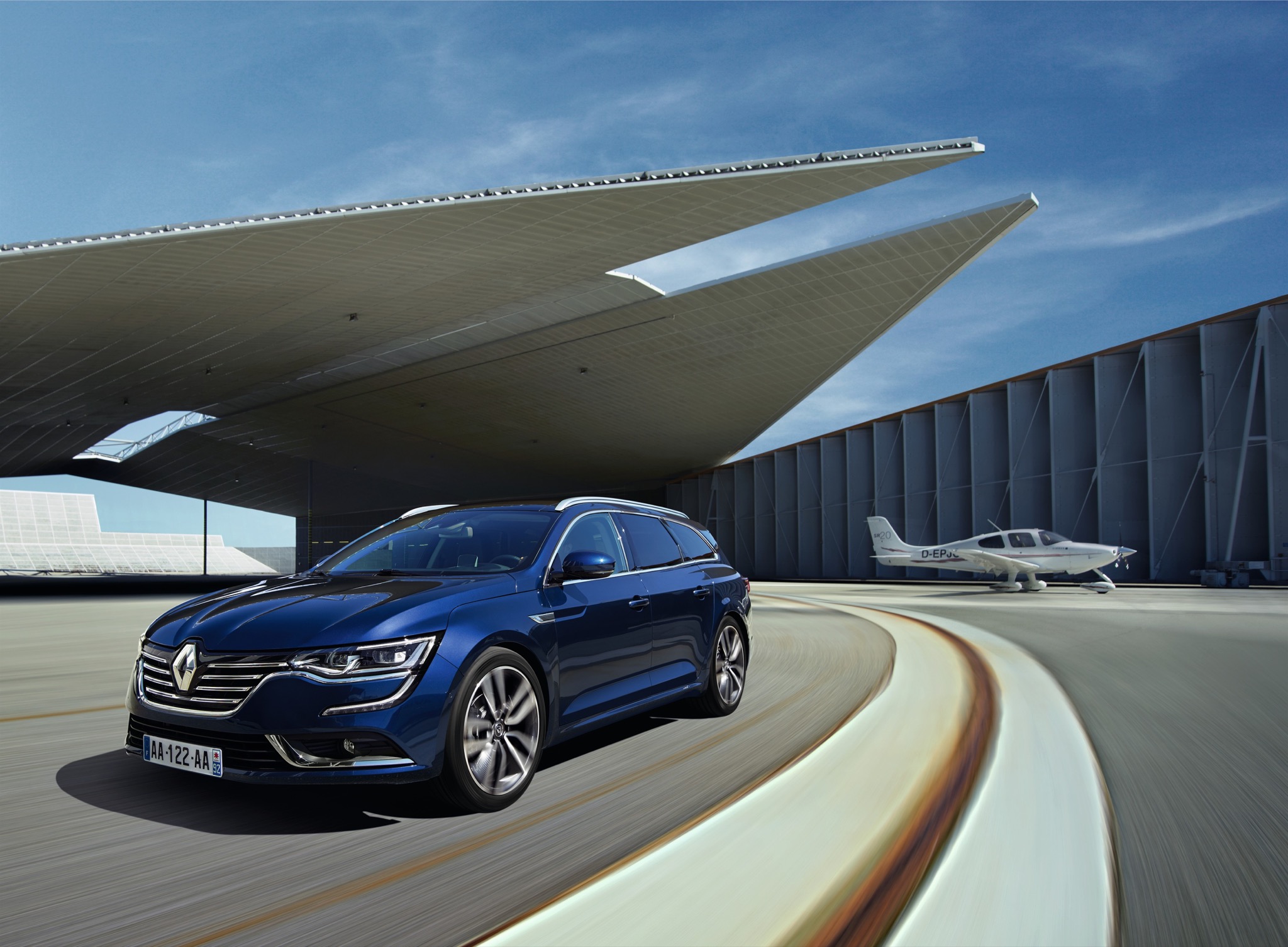 RenaultTalismanEstate 04