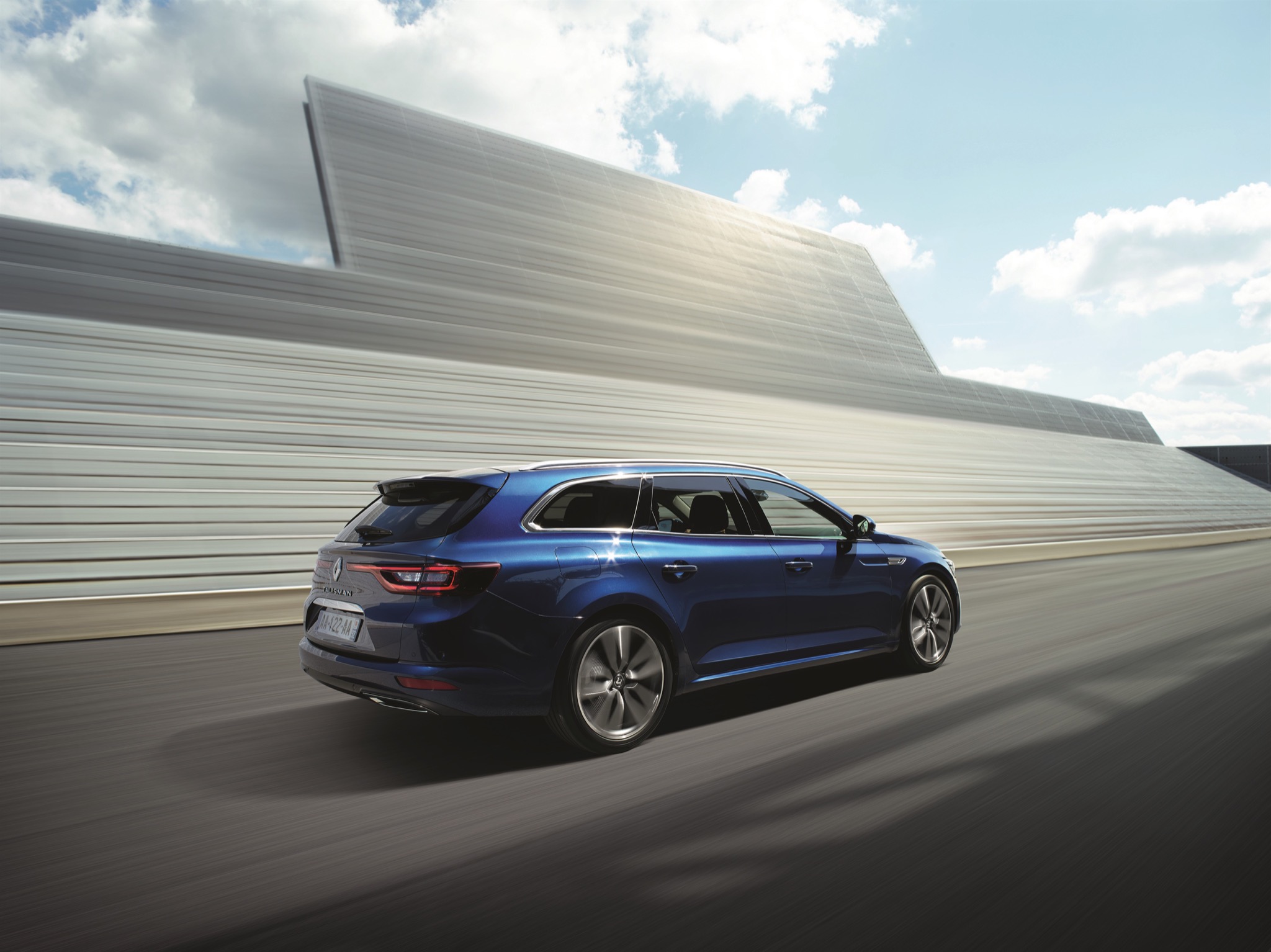 RenaultTalismanEstate 05