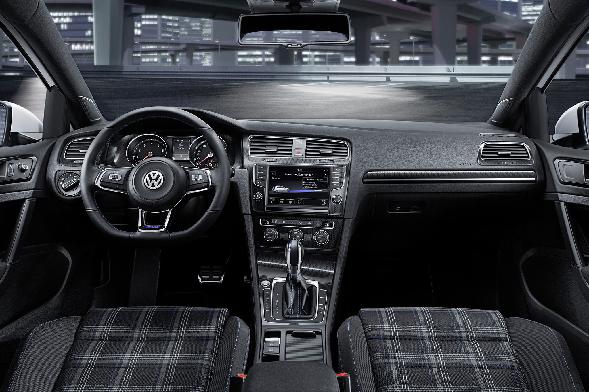VWGolfGTE 03